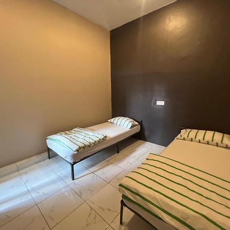 Theatbas Homestay 17 In Seri Iskandar Perak 3 Bedroom Bota Exterior photo